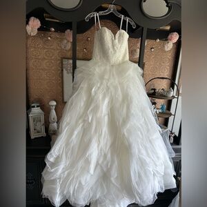Beautiful wedding dress size 8